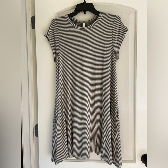 Elan Dresses & Skirts - Women’s T shirt dress by Elan w/POCKETS NWT Size Med Dark and Light Gray…